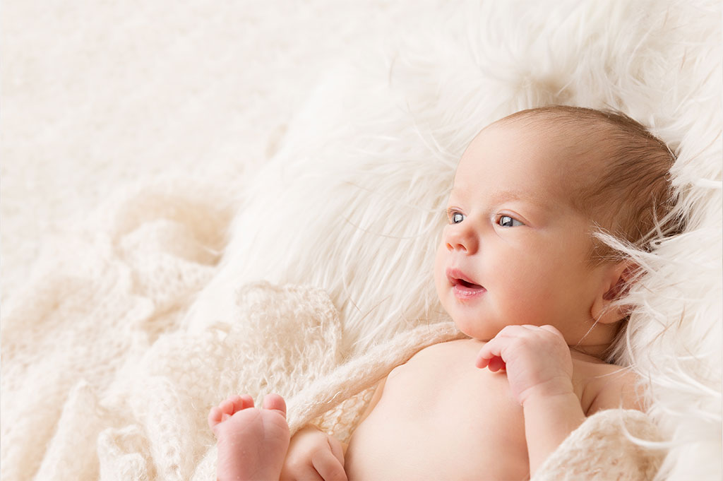 IMI Kinderwunschklinik | Baby liegend am Fell