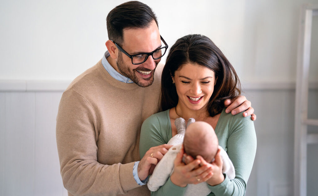 Baby in den Händen der Eltern